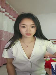 小胸部的少女在高清中接受巨大的阴茎